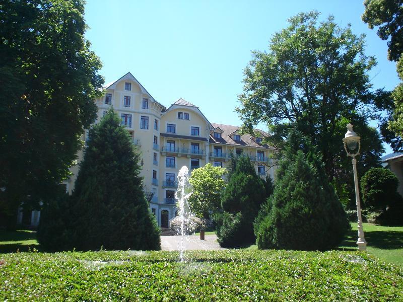 Terres De France - Appart'Hotel Le Splendid Allevard Exterior foto