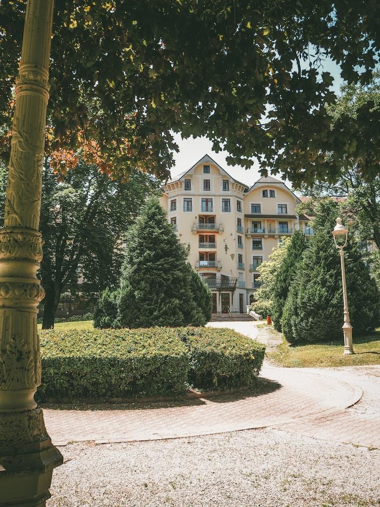 Terres De France - Appart'Hotel Le Splendid Allevard Exterior foto