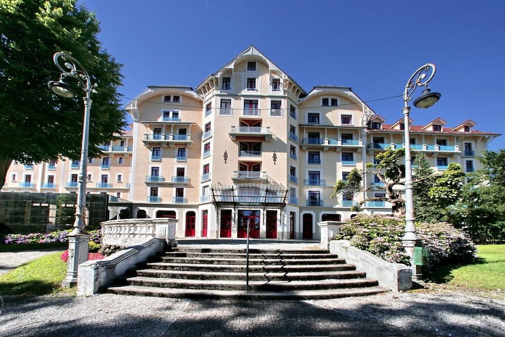 Terres De France - Appart'Hotel Le Splendid Allevard Exterior foto