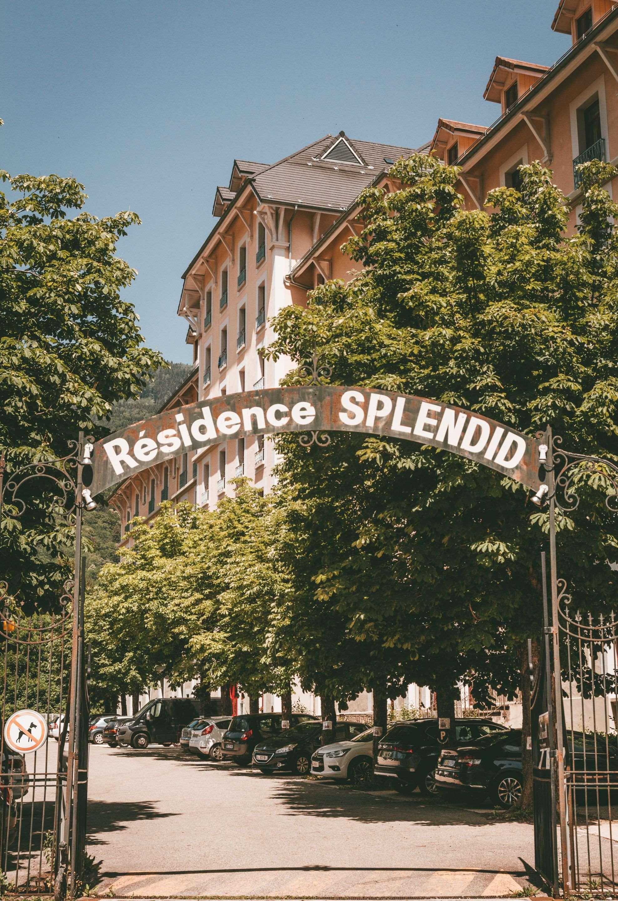 Terres De France - Appart'Hotel Le Splendid Allevard Exterior foto